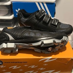Cycling shoes, US 7.5 women, run small, brand new